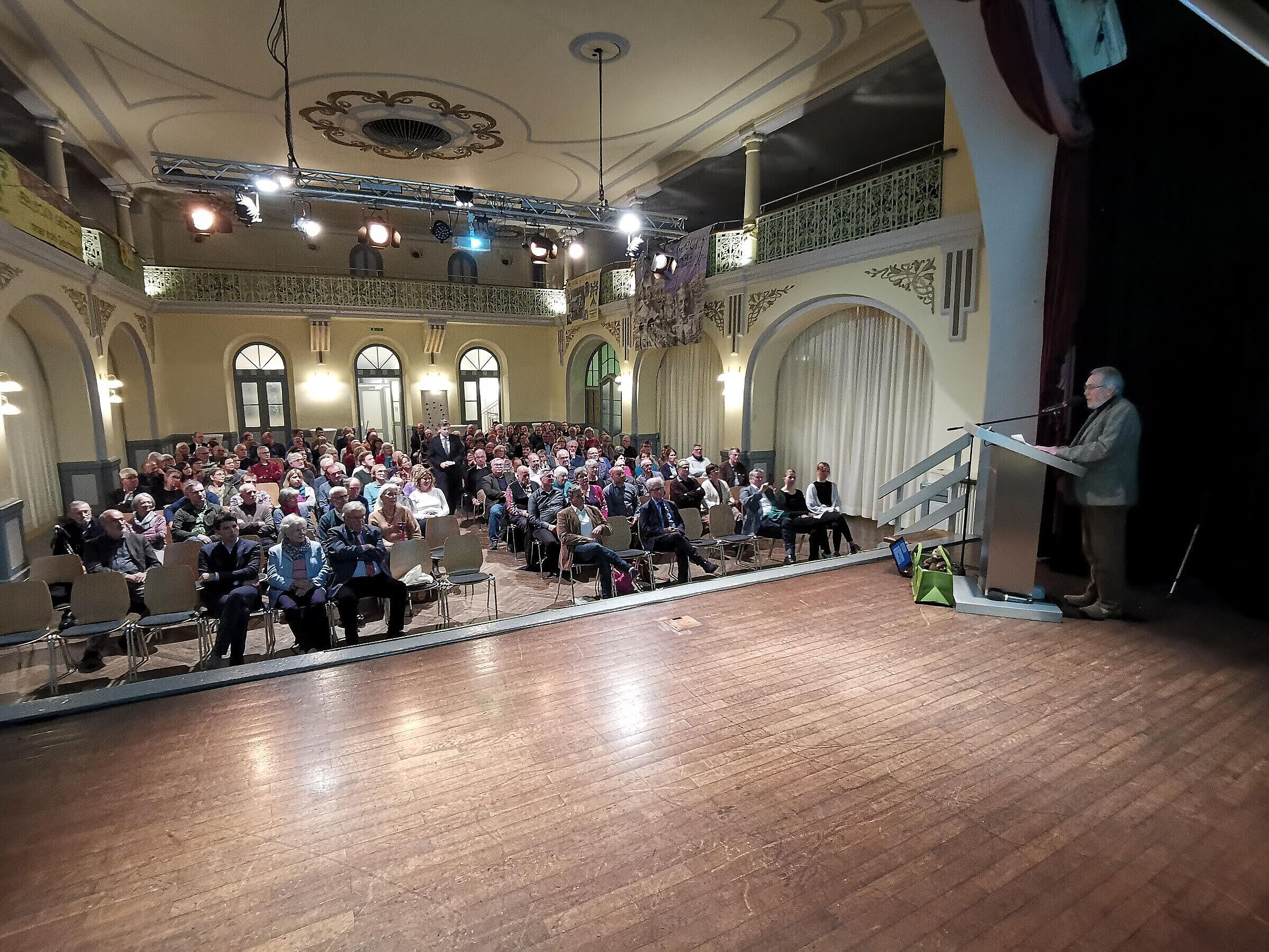 Gefüllter Saal zur 50-Jahr Feier der KG Hof